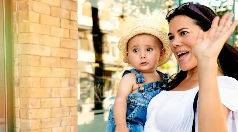 Le signe "à tout à l'heure" pour rassurer bébé lors des séparations